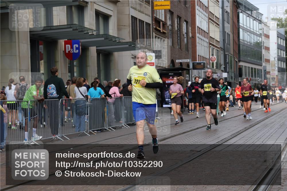 13.09.2026 - 21. swb-Marathon Bremen Strokosch-Dieckow http://msf.ph/oto/10352290 13.09.2026 11:14:20 Ziel 10303, 10519, 10557, 10705, 10722, 10805, 11041, 11097, 11098, 11140, 11173, 11186, 11288, 11363, 11408, 11876, 12112, 12193, 12431, 10395, 10396, 10402, 10491, 10586, 10784, 10854, 10880, 11027, 11173, 11233, 11363, 11535, 11703, 11864, 11902, 12100 meine-sportfotos.de