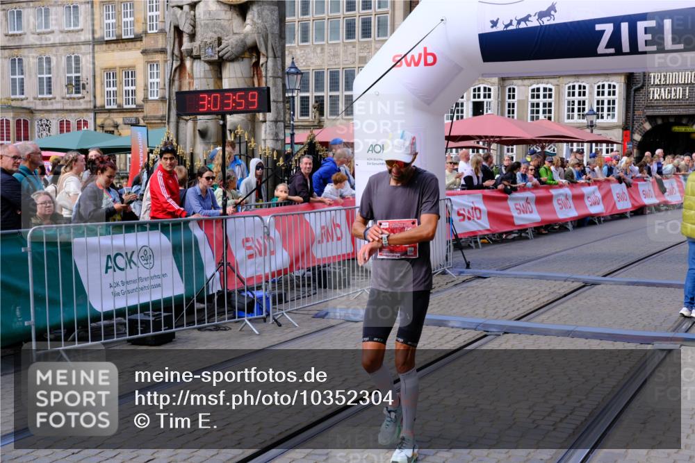 13.09.2026 - 21. swb-Marathon Bremen Tim E. http://msf.ph/oto/10352304 13.09.2026 12:34:49 Ziel 917, 1154, 1190, 1997 meine-sportfotos.de