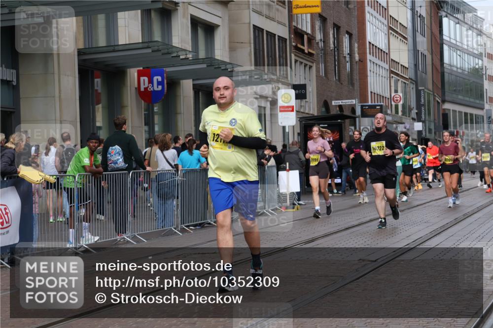 13.09.2026 - 21. swb-Marathon Bremen Strokosch-Dieckow http://msf.ph/oto/10352309 13.09.2026 11:14:21 Ziel 10303, 10519, 10557, 10705, 10722, 10805, 11041, 11097, 11098, 11140, 11186, 11288, 11408, 11876, 12112, 12191, 12193, 12431, 10395, 10396, 10402, 10586, 10784, 10854, 11027, 11173, 11233, 11363, 11535, 11703, 11864, 11902, 12100 meine-sportfotos.de
