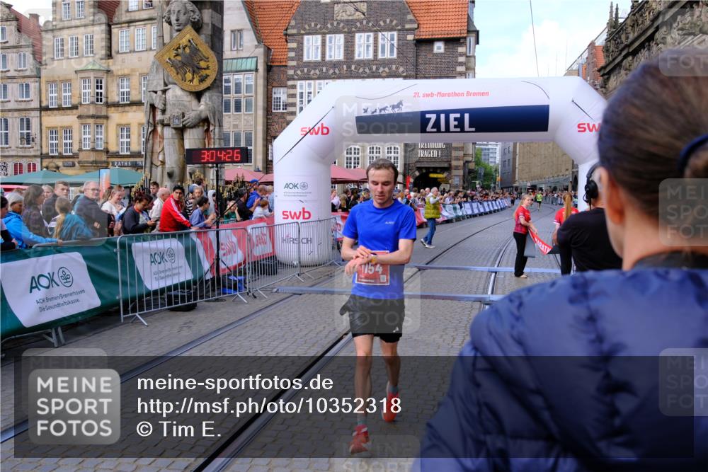 13.09.2026 - 21. swb-Marathon Bremen Tim E. http://msf.ph/oto/10352318 13.09.2026 12:35:16 Ziel 1028 meine-sportfotos.de