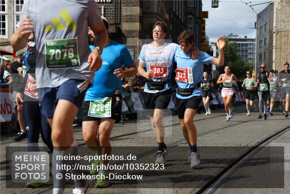 13.09.2026 - 21. swb-Marathon Bremen Strokosch-Dieckow http://msf.ph/oto/10352323 13.09.2026 13:29:43 Ziel 132, 303, 596, 651, 1083, 1365, 1387, 1545, 1823, 2023, 2076, 2301, 2742, 2867, 2957, 3258, 3721, 3796, 3846, 3912, 4541, 5036, 5244, 5599, 6030, 6103, 6499, 6690, 7013, 7149, 7361, 7426, 7631, 7649, 7860, 8007, 8009, 8066, 8099, 8277, 8338, 8675, 8831, 9249, 9889, 10128, 109, 454, 716, 1073, 1173, 1205, 1759, 1848, 1861, 3320, 3618, 3667, 3908, 4115, 4524, 4575, 5631, 6127, 6725, 7093, 8267, 8612, 8771, 8899, 9049 meine-sportfotos.de