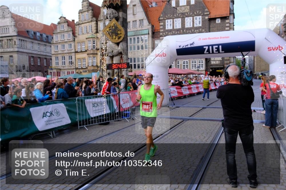 13.09.2026 - 21. swb-Marathon Bremen Tim E. http://msf.ph/oto/10352346 13.09.2026 12:35:25 Ziel 1028 meine-sportfotos.de