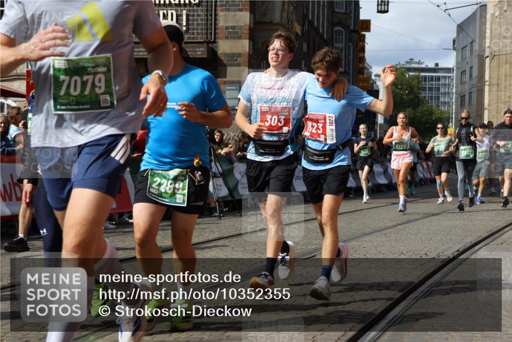 13.09.2026 - 21. swb-Marathon Bremen Strokosch-Dieckow http://msf.ph/oto/10352355 13.09.2026 13:29:43 Ziel 132, 303, 596, 651, 1083, 1365, 1387, 1545, 1823, 2023, 2076, 2301, 2742, 2867, 2957, 3258, 3721, 3796, 3846, 3912, 4541, 5036, 5244, 5599, 6030, 6103, 6499, 6690, 7013, 7149, 7361, 7426, 7631, 7649, 7860, 8007, 8009, 8066, 8099, 8277, 8338, 8675, 8831, 9249, 9889, 10128, 109, 454, 716, 1073, 1173, 1205, 1759, 1848, 1861, 3320, 3618, 3667, 3908, 4115, 4524, 4575, 5631, 6127, 6725, 7093, 8267, 8612, 8771, 8899, 9049 meine-sportfotos.de