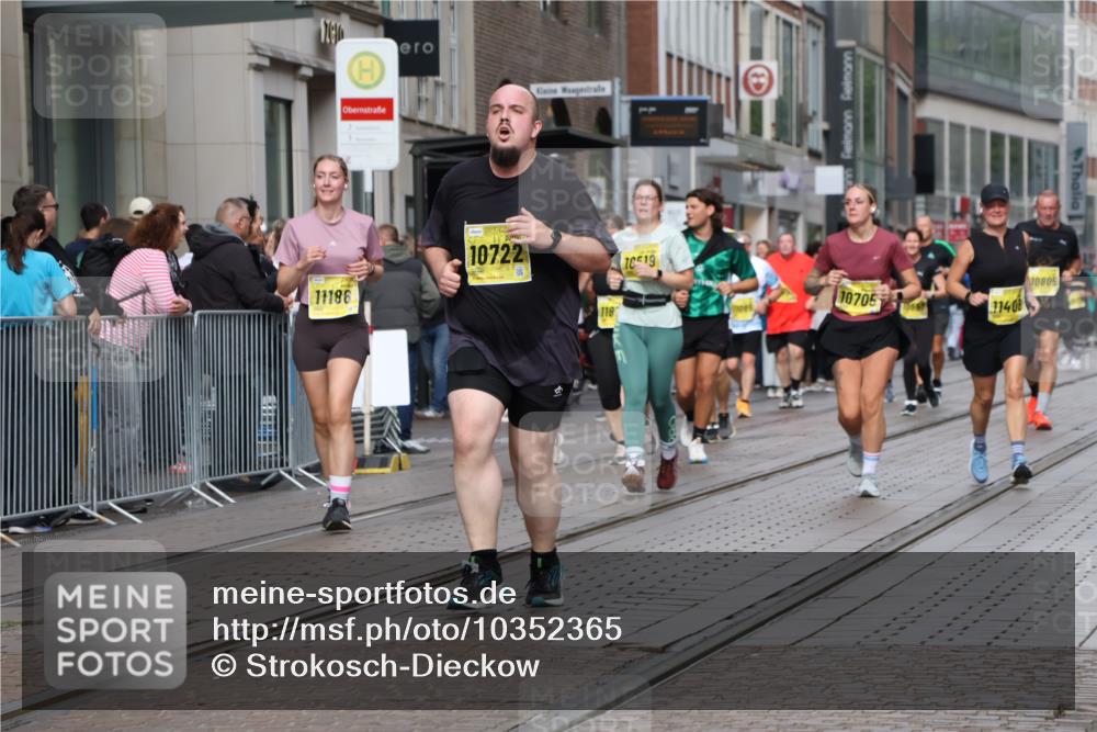 13.09.2026 - 21. swb-Marathon Bremen Strokosch-Dieckow http://msf.ph/oto/10352365 13.09.2026 11:14:23 Ziel 10519, 10557, 10705, 10722, 10776, 10805, 11097, 11098, 11186, 11288, 11408, 11876, 12112, 12191, 12193, 12431, 10303, 10395, 10396, 10402, 10586, 10784, 10854, 11027, 11041, 11140, 11173, 11233, 11363, 11535, 11703, 11864, 11902, 12100, 12431 meine-sportfotos.de