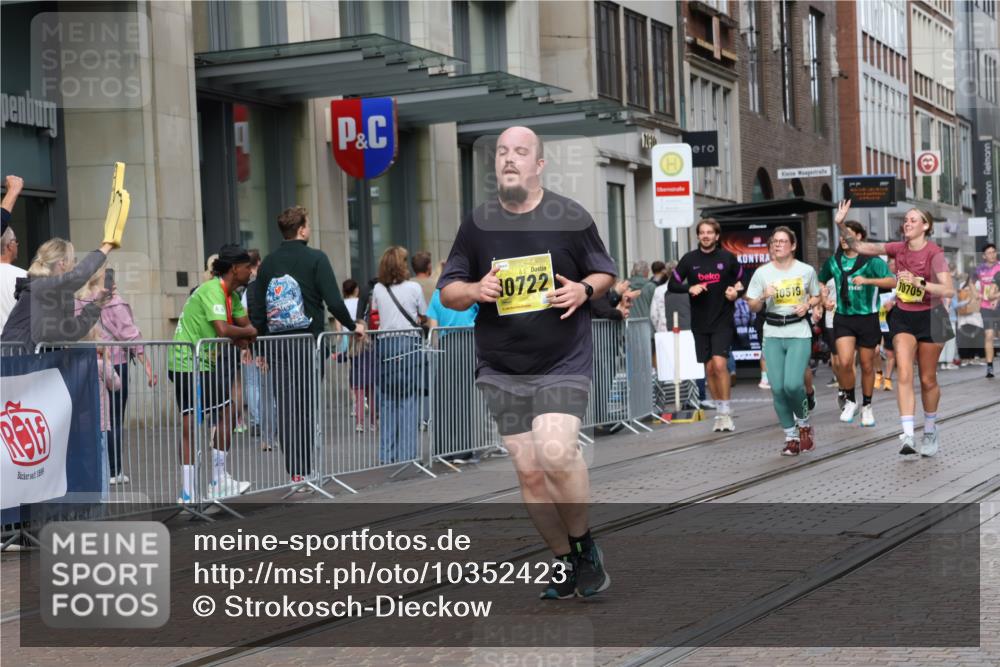 13.09.2026 - 21. swb-Marathon Bremen Strokosch-Dieckow http://msf.ph/oto/10352423 13.09.2026 11:14:24 Ziel 10519, 10557, 10705, 10722, 10776, 10805, 11085, 11097, 11098, 11186, 11288, 11408, 11645, 11876, 12112, 12191, 12193, 10303, 10395, 10396, 10402, 10586, 10722, 10784, 10854, 11027, 11041, 11140, 11173, 11233, 11363, 11535, 11703, 11864, 11902, 12100, 12431 meine-sportfotos.de
