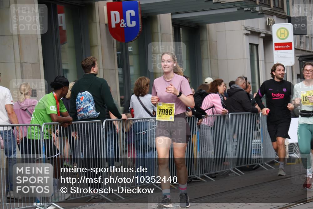 13.09.2026 - 21. swb-Marathon Bremen Strokosch-Dieckow http://msf.ph/oto/10352440 13.09.2026 11:14:25 Ziel 10519, 10557, 10705, 10752, 10776, 10805, 11085, 11097, 11098, 11186, 11288, 11408, 11645, 11876, 11974, 12112, 12191, 12193, 10303, 10395, 10396, 10402, 10586, 10722, 10784, 10854, 11041, 11140, 11173, 11233, 11363, 11535, 11703, 11864, 12100, 12112, 12431 meine-sportfotos.de