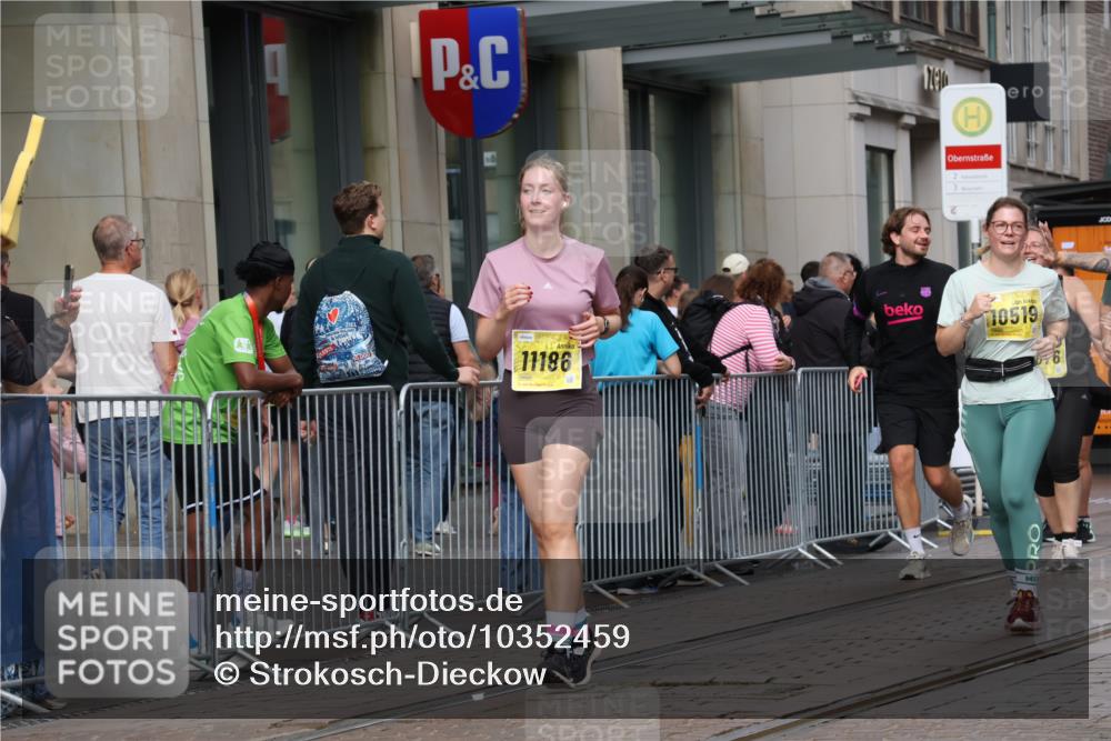 13.09.2026 - 21. swb-Marathon Bremen Strokosch-Dieckow http://msf.ph/oto/10352459 13.09.2026 11:14:26 Ziel 10271, 10519, 10557, 10705, 10752, 10776, 10805, 11085, 11097, 11098, 11186, 11288, 11408, 11645, 11673, 11876, 11974, 12191, 12193, 10303, 10395, 10396, 10402, 10586, 10722, 10784, 10854, 11041, 11140, 11173, 11233, 11363, 11535, 11703, 11864, 12100, 12112, 12431 meine-sportfotos.de