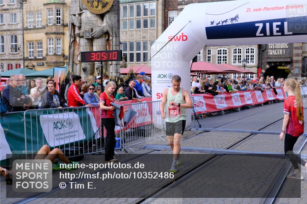 13.09.2026 - 21. swb-Marathon Bremen Tim E. http://msf.ph/oto/10352486 13.09.2026 12:35:59 Ziel 1238 meine-sportfotos.de
