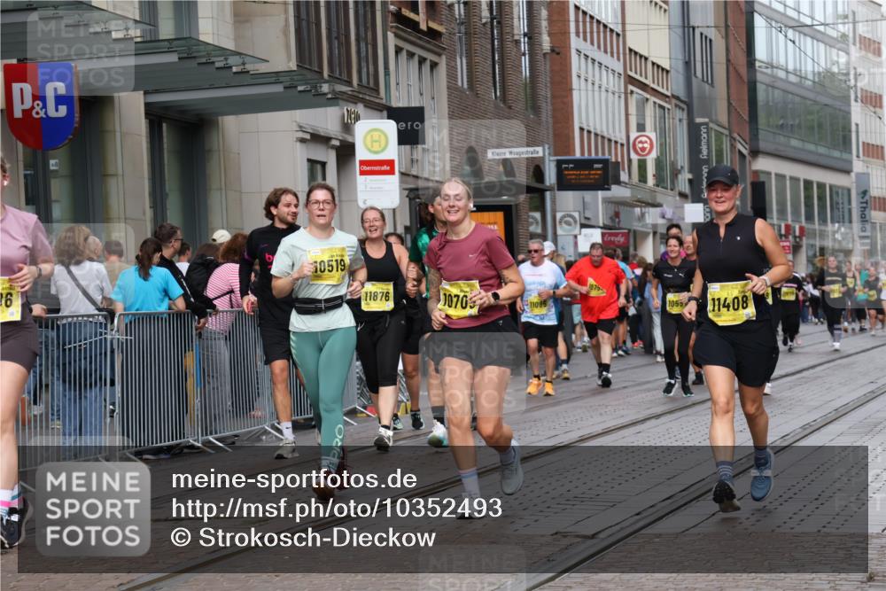 13.09.2026 - 21. swb-Marathon Bremen Strokosch-Dieckow http://msf.ph/oto/10352493 13.09.2026 11:14:27 Ziel 10271, 10519, 10557, 10705, 10752, 10776, 10805, 11085, 11097, 11098, 11186, 11288, 11408, 11645, 11673, 11876, 11974, 12191, 12193, 10303, 10395, 10396, 10402, 10586, 10722, 10784, 10854, 11041, 11140, 11173, 11233, 11363, 11535, 11703, 11864, 12100, 12112, 12431 meine-sportfotos.de