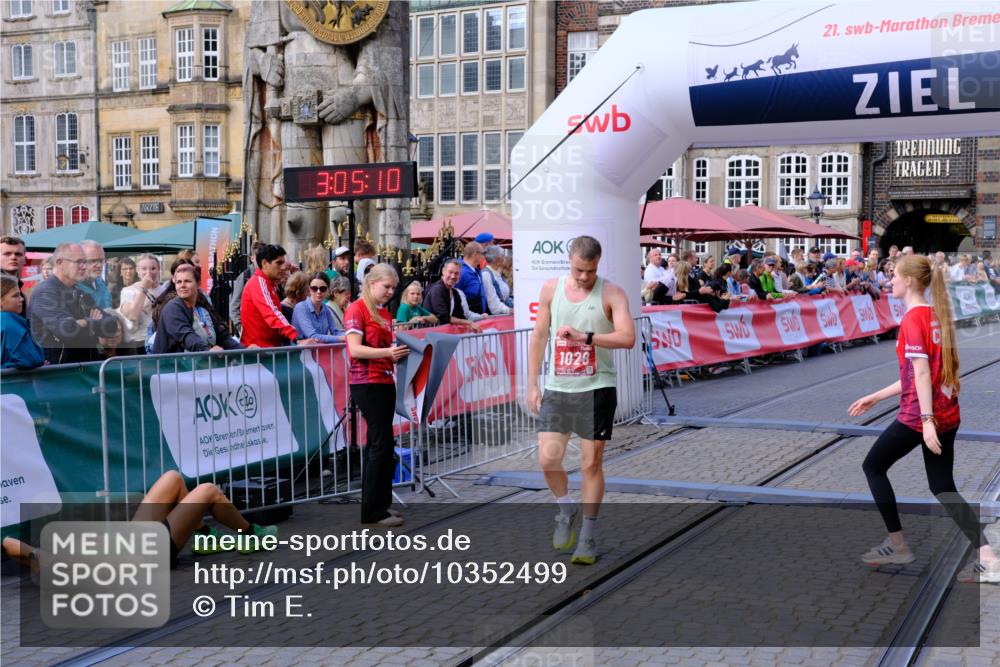 13.09.2026 - 21. swb-Marathon Bremen Tim E. http://msf.ph/oto/10352499 13.09.2026 12:35:59 Ziel 1238 meine-sportfotos.de