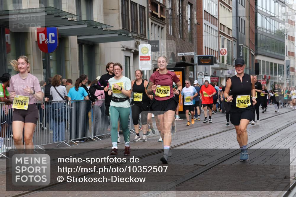 13.09.2026 - 21. swb-Marathon Bremen Strokosch-Dieckow http://msf.ph/oto/10352507 13.09.2026 11:14:27 Ziel 10271, 10519, 10557, 10705, 10752, 10776, 10805, 11085, 11097, 11098, 11186, 11288, 11408, 11645, 11673, 11876, 11974, 12191, 12193, 10303, 10395, 10396, 10402, 10586, 10722, 10784, 10854, 11041, 11140, 11173, 11233, 11363, 11535, 11703, 11864, 12100, 12112, 12431 meine-sportfotos.de