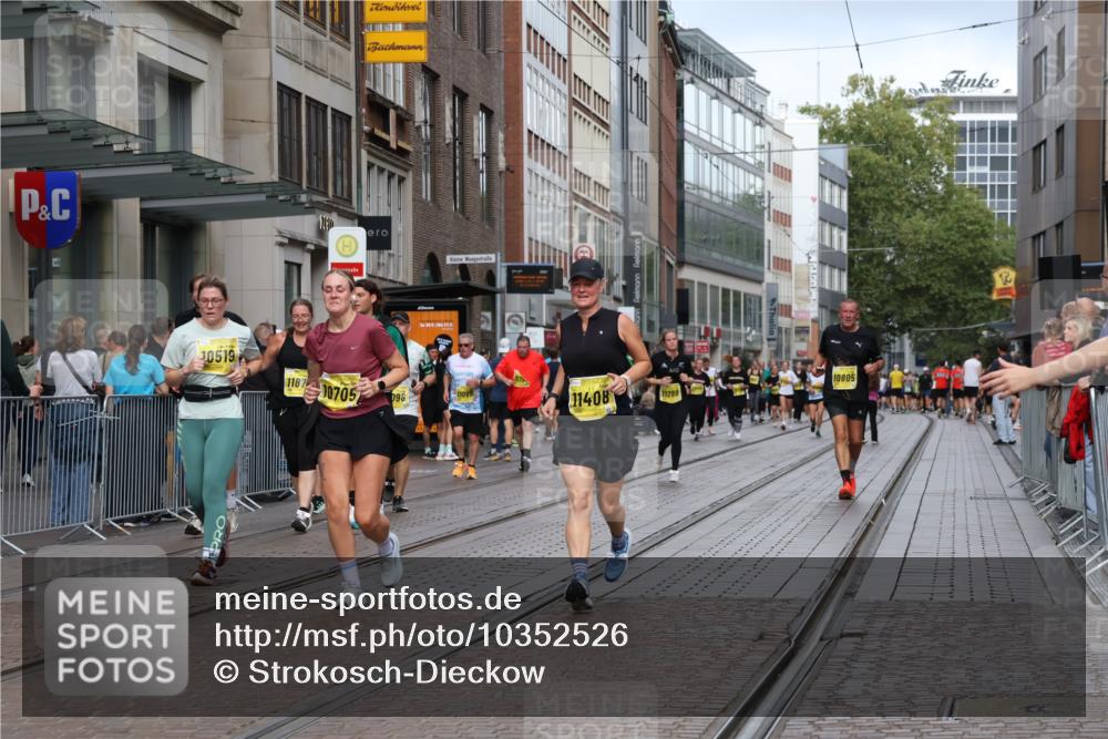 13.09.2026 - 21. swb-Marathon Bremen Strokosch-Dieckow http://msf.ph/oto/10352526 13.09.2026 11:14:27 Ziel 10271, 10519, 10557, 10705, 10752, 10776, 10805, 11085, 11097, 11098, 11186, 11288, 11408, 11645, 11673, 11876, 11974, 12191, 12193, 10303, 10395, 10396, 10402, 10586, 10722, 10784, 10854, 11041, 11140, 11173, 11233, 11363, 11535, 11703, 11864, 12100, 12112, 12431 meine-sportfotos.de