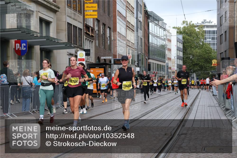 13.09.2026 - 21. swb-Marathon Bremen Strokosch-Dieckow http://msf.ph/oto/10352548 13.09.2026 11:14:28 Ziel 10271, 10519, 10557, 10705, 10752, 10776, 10805, 11085, 11097, 11098, 11186, 11288, 11408, 11645, 11673, 11876, 11974, 12191, 12193, 10303, 10395, 10396, 10402, 10586, 10722, 10784, 10854, 11041, 11140, 11173, 11233, 11363, 11535, 11703, 11864, 12100, 12112, 12431 meine-sportfotos.de
