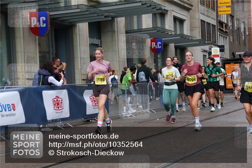 13.09.2026 - 21. swb-Marathon Bremen Strokosch-Dieckow http://msf.ph/oto/10352564 13.09.2026 11:14:28 Ziel 10271, 10519, 10557, 10705, 10752, 10776, 10805, 11085, 11097, 11098, 11186, 11288, 11408, 11645, 11673, 11876, 11974, 12191, 12193, 10303, 10395, 10396, 10402, 10586, 10722, 10784, 10854, 11041, 11140, 11173, 11233, 11363, 11535, 11703, 11864, 12100, 12112, 12431 meine-sportfotos.de