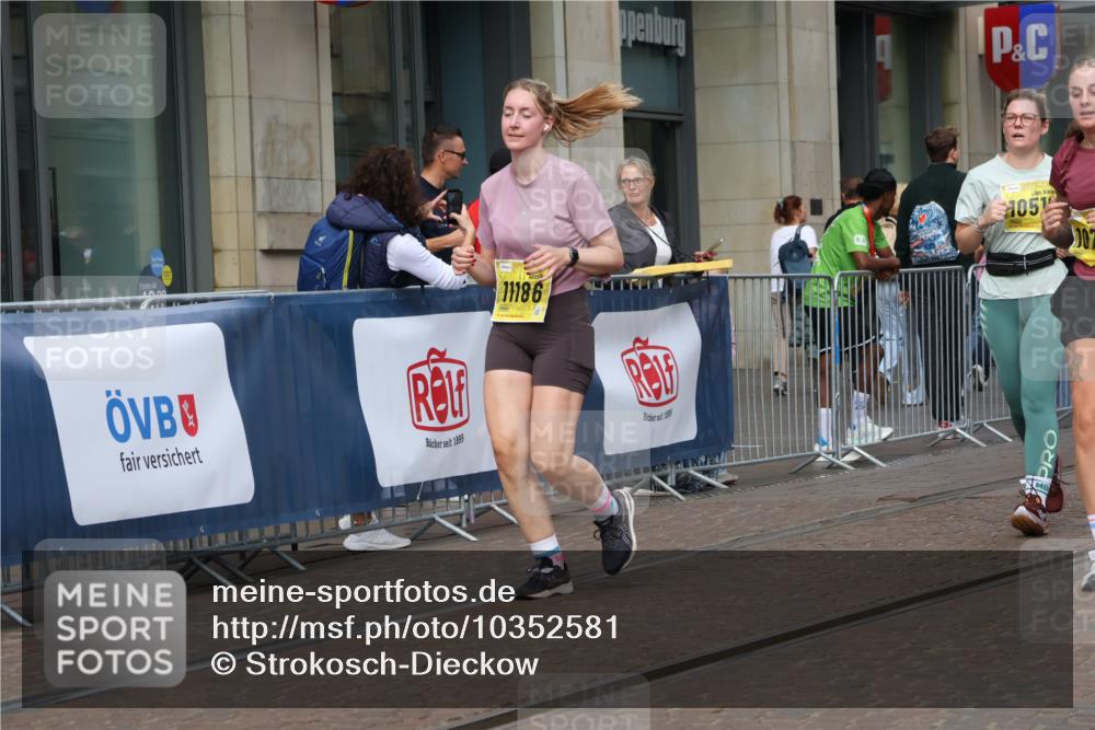 13.09.2026 - 21. swb-Marathon Bremen Strokosch-Dieckow http://msf.ph/oto/10352581 13.09.2026 11:14:29 Ziel 10271, 10519, 10557, 10605, 10705, 10752, 10776, 10805, 11085, 11097, 11098, 11186, 11288, 11408, 11645, 11673, 11876, 11974, 12191, 12193, 10303, 10395, 10396, 10402, 10586, 10722, 10784, 10854, 11041, 11140, 11173, 11233, 11363, 11535, 11703, 11864, 12100, 12112, 12431 meine-sportfotos.de