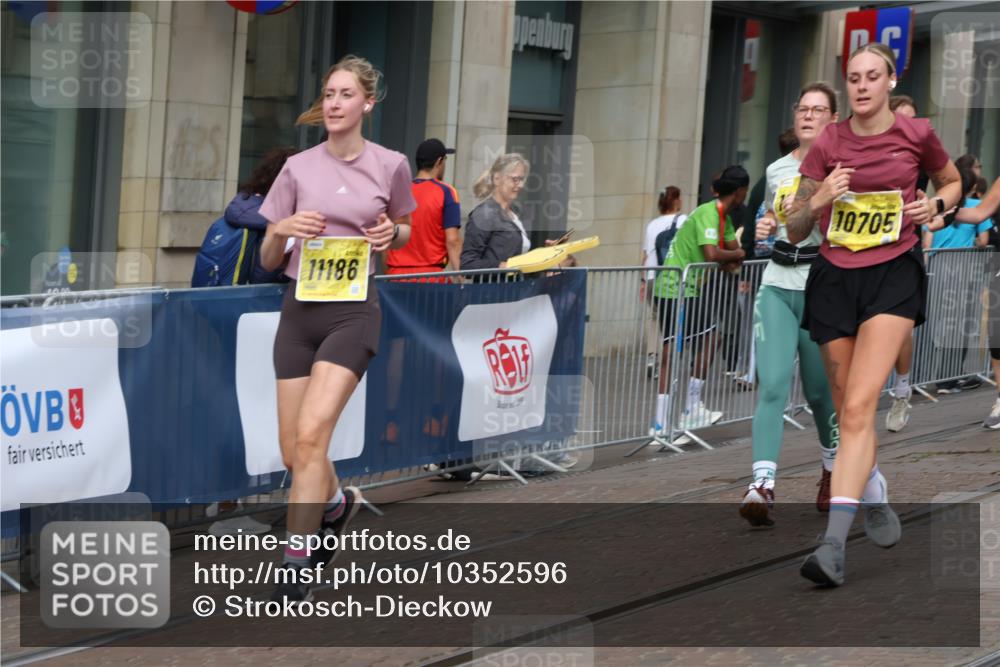 13.09.2026 - 21. swb-Marathon Bremen Strokosch-Dieckow http://msf.ph/oto/10352596 13.09.2026 11:14:29 Ziel 10271, 10519, 10557, 10605, 10705, 10752, 10776, 10805, 11085, 11097, 11098, 11186, 11288, 11408, 11645, 11673, 11876, 11974, 12191, 12193, 10303, 10395, 10396, 10402, 10586, 10722, 10784, 10854, 11041, 11140, 11173, 11233, 11363, 11535, 11703, 11864, 12100, 12112, 12431 meine-sportfotos.de