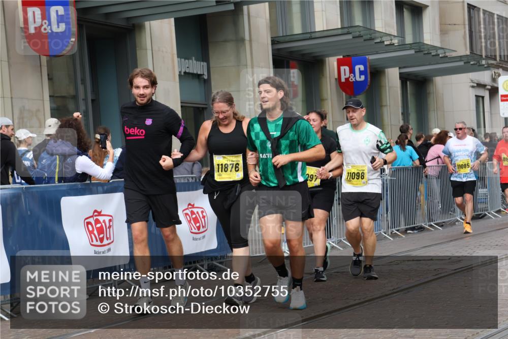 13.09.2026 - 21. swb-Marathon Bremen Strokosch-Dieckow http://msf.ph/oto/10352755 13.09.2026 11:14:33 Ziel 10271, 10519, 10557, 10605, 10705, 10752, 10776, 10805, 11085, 11097, 11098, 11186, 11288, 11408, 11645, 11673, 11876, 11974, 12191, 12193, 12333, 10303, 10395, 10396, 10402, 10586, 10722, 10784, 10854, 11041, 11140, 11173, 11363, 11408, 11703, 11864, 12100, 12112, 12431 meine-sportfotos.de