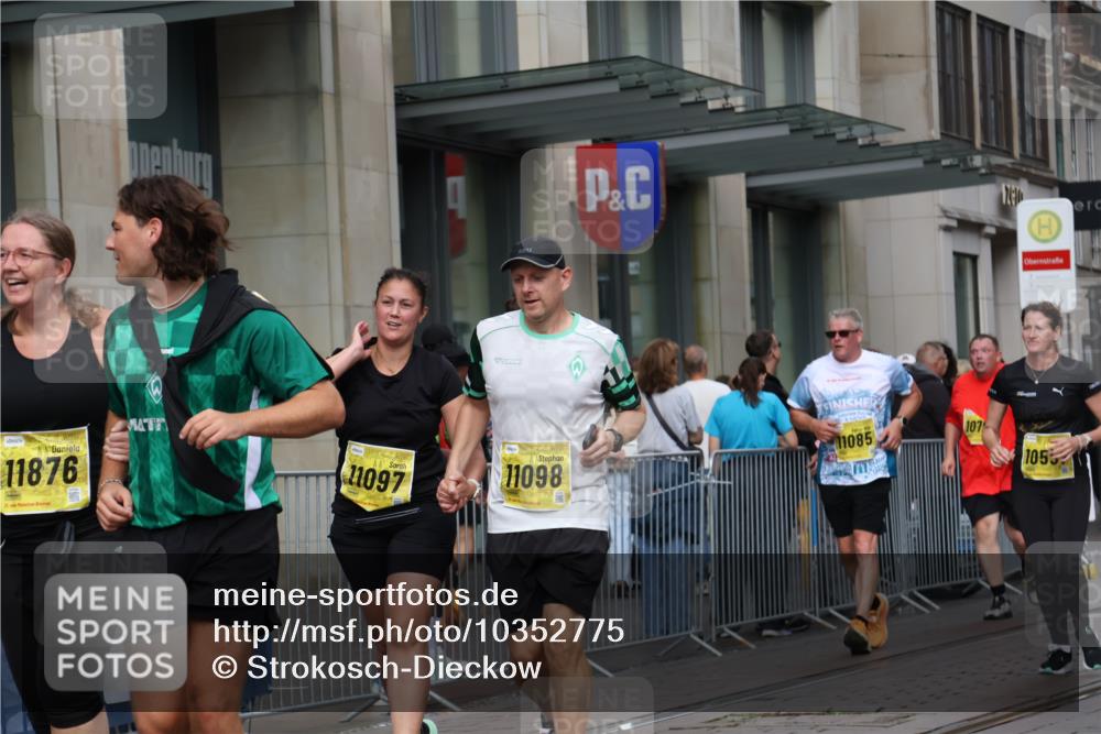 13.09.2026 - 21. swb-Marathon Bremen Strokosch-Dieckow http://msf.ph/oto/10352775 13.09.2026 11:14:33 Ziel 10271, 10519, 10557, 10605, 10705, 10752, 10776, 10805, 11085, 11097, 11098, 11186, 11288, 11408, 11645, 11673, 11876, 11974, 12191, 12193, 12333, 10303, 10395, 10396, 10402, 10586, 10722, 10784, 10854, 11041, 11140, 11173, 11363, 11408, 11703, 11864, 12100, 12112, 12431 meine-sportfotos.de