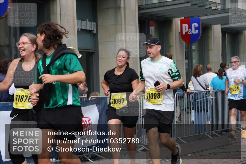 13.09.2026 - 21. swb-Marathon Bremen Strokosch-Dieckow http://msf.ph/oto/10352789 13.09.2026 11:14:34 Ziel 10271, 10325, 10519, 10557, 10605, 10705, 10752, 10776, 10805, 11085, 11097, 11098, 11186, 11288, 11645, 11673, 11810, 11876, 11974, 12110, 12191, 12193, 12333, 10303, 10395, 10396, 10402, 10586, 10722, 10784, 10854, 11041, 11140, 11173, 11363, 11408, 11703, 11864, 12100, 12112, 12431 meine-sportfotos.de
