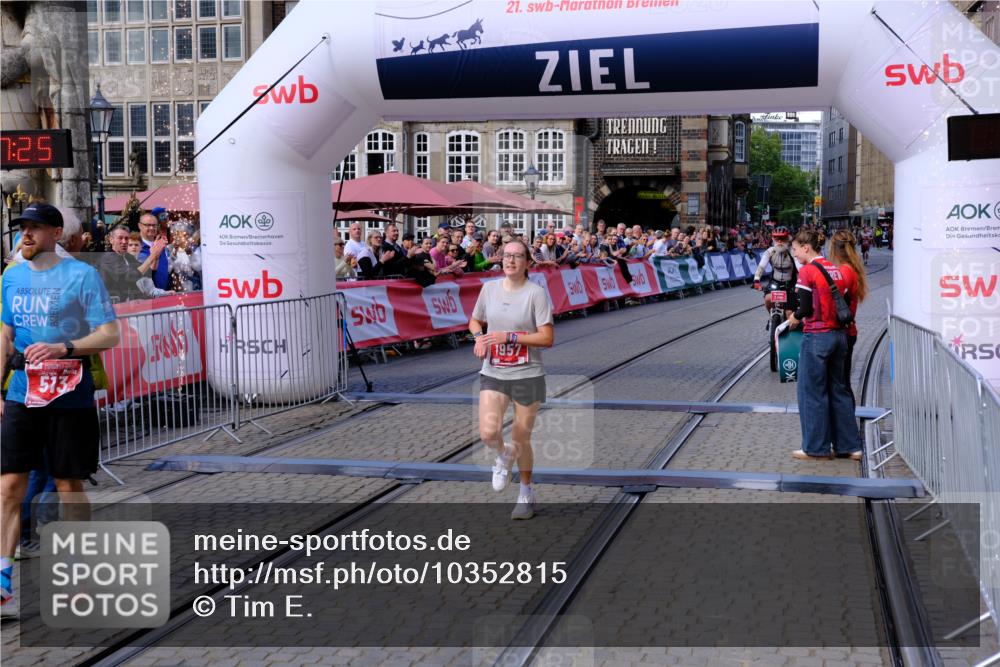 13.09.2026 - 21. swb-Marathon Bremen Tim E. http://msf.ph/oto/10352815 13.09.2026 12:38:14 Ziel  meine-sportfotos.de