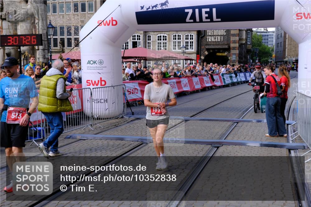 13.09.2026 - 21. swb-Marathon Bremen Tim E. http://msf.ph/oto/10352838 13.09.2026 12:38:14 Ziel  meine-sportfotos.de