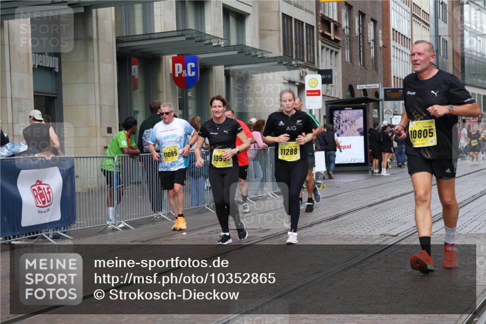 13.09.2026 - 21. swb-Marathon Bremen Strokosch-Dieckow http://msf.ph/oto/10352865 13.09.2026 11:14:35 Ziel 10271, 10325, 10519, 10557, 10605, 10705, 10752, 10776, 10805, 11085, 11097, 11098, 11186, 11288, 11645, 11673, 11810, 11876, 11974, 12110, 12191, 12193, 12333, 10303, 10395, 10396, 10402, 10586, 10722, 10784, 10854, 11041, 11140, 11173, 11363, 11408, 11703, 11864, 12100, 12112, 12431 meine-sportfotos.de