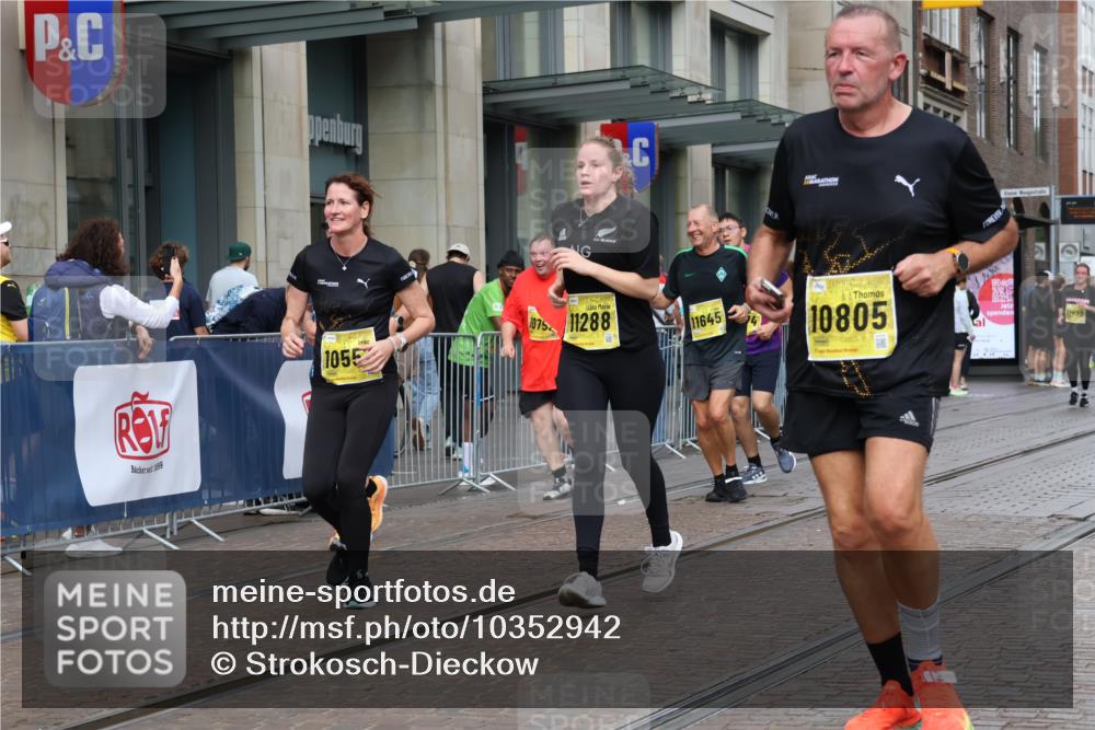 13.09.2026 - 21. swb-Marathon Bremen Strokosch-Dieckow http://msf.ph/oto/10352942 13.09.2026 11:14:37 Ziel 10271, 10325, 10519, 10557, 10605, 10705, 10752, 10776, 10805, 11085, 11097, 11098, 11186, 11288, 11645, 11673, 11694, 11810, 11876, 11974, 12110, 12191, 12193, 12333, 10303, 10395, 10396, 10519, 10586, 10722, 10784, 10854, 11041, 11140, 11173, 11363, 11408, 11703, 12100, 12112, 12431 meine-sportfotos.de