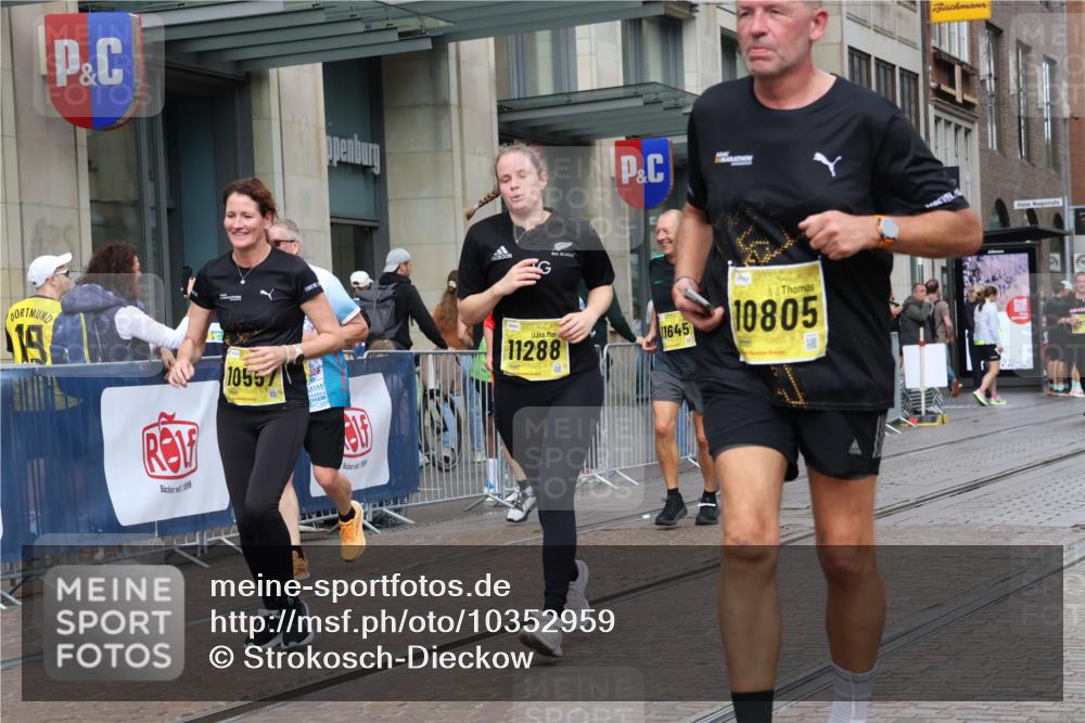 13.09.2026 - 21. swb-Marathon Bremen Strokosch-Dieckow http://msf.ph/oto/10352959 13.09.2026 11:14:38 Ziel 10271, 10325, 10557, 10605, 10705, 10752, 10776, 10805, 11085, 11097, 11098, 11186, 11288, 11645, 11673, 11694, 11810, 11876, 11974, 11990, 12110, 12191, 12193, 12333, 10303, 10395, 10396, 10519, 10586, 10705, 10722, 10784, 11041, 11140, 11173, 11186, 11363, 11408, 11703, 12100, 12112, 12431 meine-sportfotos.de