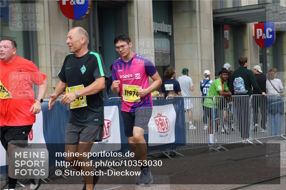 13.09.2026 - 21. swb-Marathon Bremen Strokosch-Dieckow http://msf.ph/oto/10353030 13.09.2026 11:14:40 Ziel 10271, 10325, 10557, 10605, 10752, 10776, 10805, 11085, 11097, 11098, 11288, 11645, 11673, 11694, 11810, 11876, 11974, 11990, 12110, 12191, 12193, 12333, 10303, 10395, 10396, 10519, 10705, 10722, 10784, 11041, 11140, 11173, 11186, 11363, 11408, 11703, 12100, 12112, 12431 meine-sportfotos.de