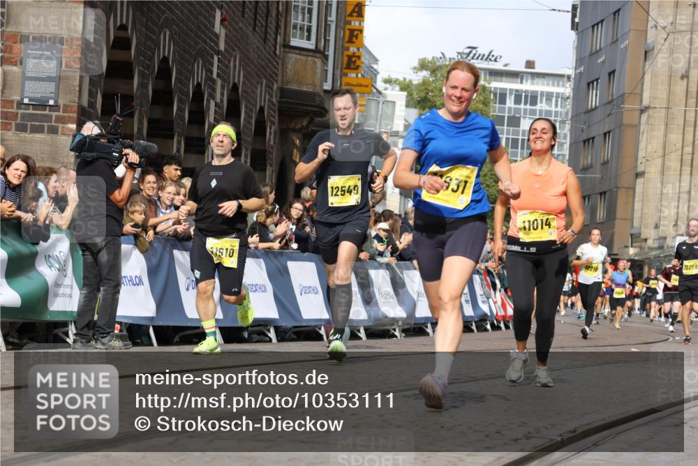 13.09.2026 - 21. swb-Marathon Bremen Strokosch-Dieckow http://msf.ph/oto/10353111 13.09.2026 10:55:23 Ziel 10555, 10646, 10901, 11001, 11620, 11631, 11860, 11889, 11908, 11976, 12313, 13592, 10203, 10256, 10297, 10379, 10529, 10788, 10881, 11377, 11414, 11557, 11748, 11862, 11941, 11975, 11977, 12030, 12150, 12348 meine-sportfotos.de