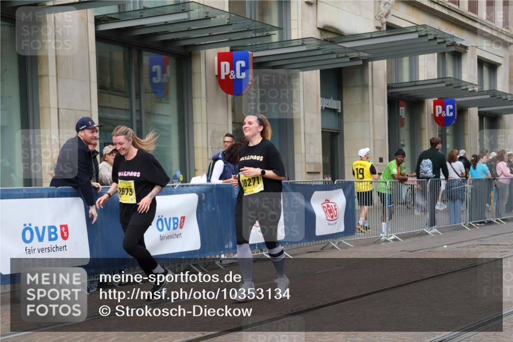 13.09.2026 - 21. swb-Marathon Bremen Strokosch-Dieckow http://msf.ph/oto/10353134 13.09.2026 11:14:46 Ziel 10271, 10325, 10605, 10752, 10776, 11085, 11645, 11673, 11694, 11810, 11974, 11990, 12110, 12191, 12333, 10303, 10519, 10557, 10705, 10722, 10805, 11041, 11097, 11098, 11140, 11186, 11288, 11408, 11876, 12112, 12191, 12193, 12431 meine-sportfotos.de