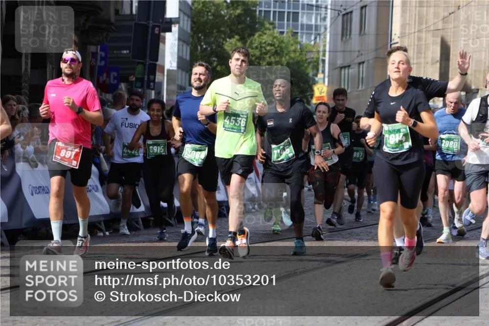 13.09.2026 - 21. swb-Marathon Bremen Strokosch-Dieckow http://msf.ph/oto/10353201 13.09.2026 13:33:15 Ziel 891, 1532, 2638, 3167, 3404, 3773, 3902, 4194, 4233, 4659, 5009, 5090, 5410, 5581, 5657, 5706, 5749, 5981, 6018, 6786, 6941, 7756, 8367, 8506, 9292, 9406, 9745, 9829, 10048, 13019, 13039, 13092, 13093, 13146, 13164, 13232, 13234, 13247, 831, 1124, 2283, 2980, 4052, 4219, 4243, 4492, 4536, 4543, 4565, 5040, 5560, 5660, 5726, 5861, 5862, 5914, 6256, 6421, 6597, 6614, 6777, 6882, 6915, 6997, 7145, 7421, 7789, 8093, 8177, 8501, 8599, 8602, 9206, 9616, 9856 meine-sportfotos.de