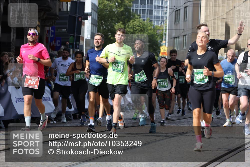 13.09.2026 - 21. swb-Marathon Bremen Strokosch-Dieckow http://msf.ph/oto/10353249 13.09.2026 13:33:15 Ziel 891, 1532, 2638, 3167, 3404, 3773, 3902, 4194, 4233, 4659, 5009, 5090, 5410, 5581, 5657, 5706, 5749, 5981, 6018, 6786, 6941, 7756, 8367, 8506, 9292, 9406, 9745, 9829, 10048, 13019, 13039, 13092, 13093, 13146, 13164, 13232, 13234, 13247, 831, 1124, 2283, 2980, 4052, 4219, 4243, 4492, 4536, 4543, 4565, 5040, 5560, 5660, 5726, 5861, 5862, 5914, 6256, 6421, 6597, 6614, 6777, 6882, 6915, 6997, 7145, 7421, 7789, 8093, 8177, 8501, 8599, 8602, 9206, 9616, 9856 meine-sportfotos.de