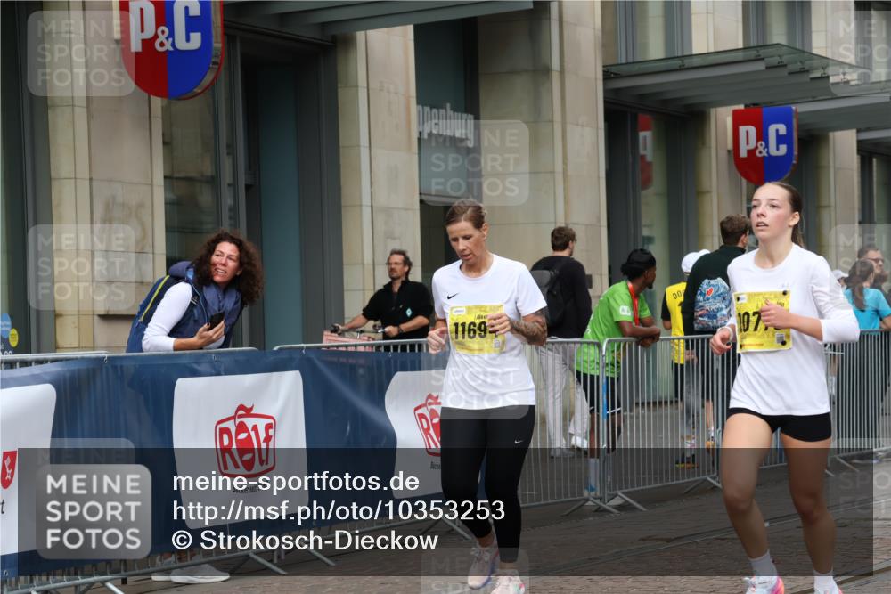 13.09.2026 - 21. swb-Marathon Bremen Strokosch-Dieckow http://msf.ph/oto/10353253 13.09.2026 11:14:51 Ziel 10271, 10325, 10605, 11424, 11673, 11694, 11810, 11990, 12110, 12333, 10271, 10519, 10557, 10705, 10752, 10776, 10805, 11085, 11097, 11098, 11186, 11288, 11408, 11645, 11673, 11876, 11974, 12191, 12193 meine-sportfotos.de