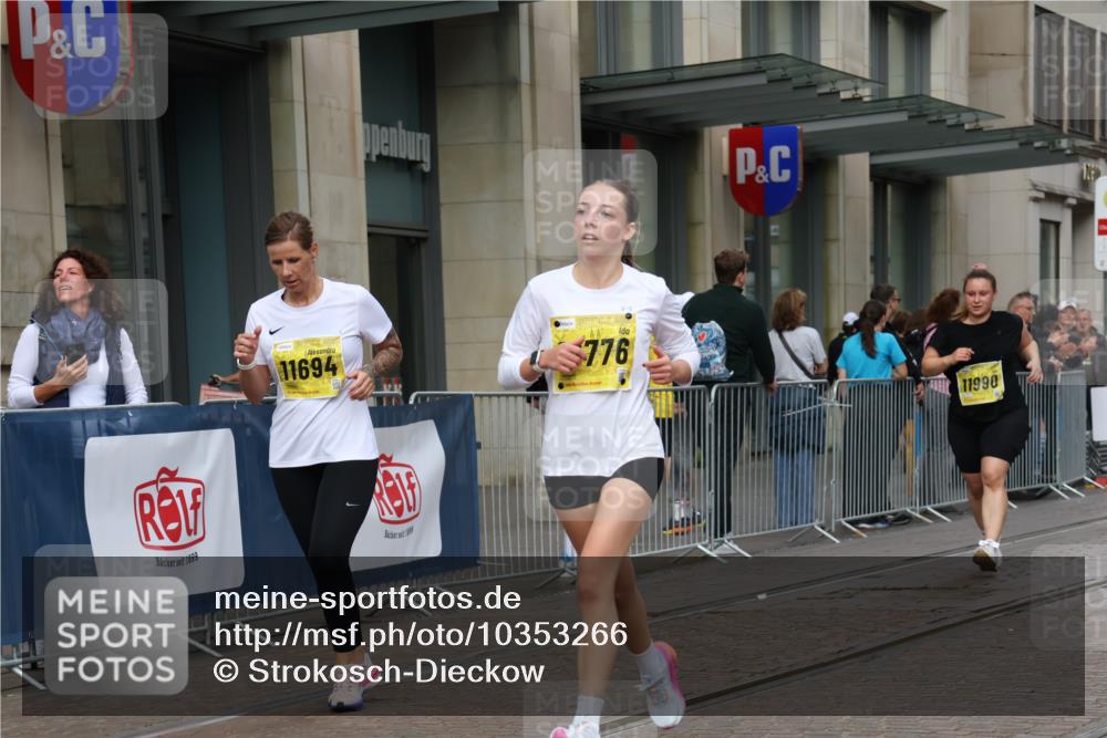 13.09.2026 - 21. swb-Marathon Bremen Strokosch-Dieckow http://msf.ph/oto/10353266 13.09.2026 11:14:51 Ziel 10271, 10325, 10605, 11424, 11673, 11694, 11810, 11990, 12110, 12333, 10271, 10519, 10557, 10705, 10752, 10776, 10805, 11085, 11097, 11098, 11186, 11288, 11408, 11645, 11673, 11876, 11974, 12191, 12193 meine-sportfotos.de