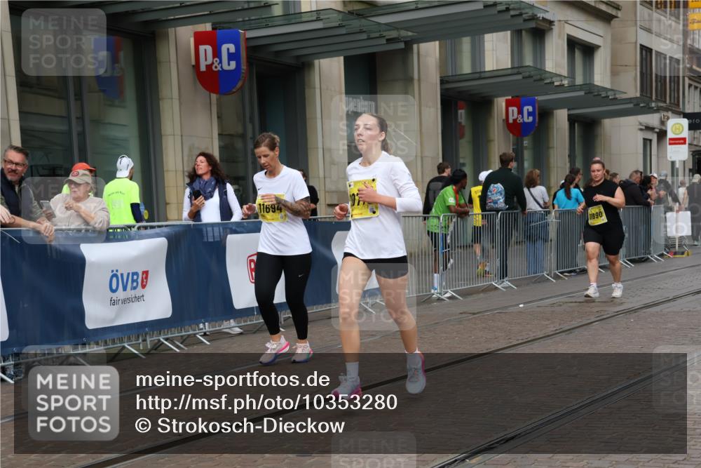 13.09.2026 - 21. swb-Marathon Bremen Strokosch-Dieckow http://msf.ph/oto/10353280 13.09.2026 11:14:52 Ziel 10325, 10605, 10606, 11424, 11694, 11810, 11990, 12110, 12333, 10271, 10519, 10557, 10705, 10752, 10776, 10805, 11085, 11097, 11098, 11186, 11288, 11408, 11645, 11673, 11876, 11974, 12191, 12193 meine-sportfotos.de