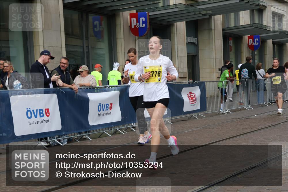 13.09.2026 - 21. swb-Marathon Bremen Strokosch-Dieckow http://msf.ph/oto/10353294 13.09.2026 11:14:52 Ziel 10325, 10605, 10606, 11424, 11694, 11810, 11990, 12110, 12333, 10271, 10519, 10557, 10705, 10752, 10776, 10805, 11085, 11097, 11098, 11186, 11288, 11408, 11645, 11673, 11876, 11974, 12191, 12193 meine-sportfotos.de