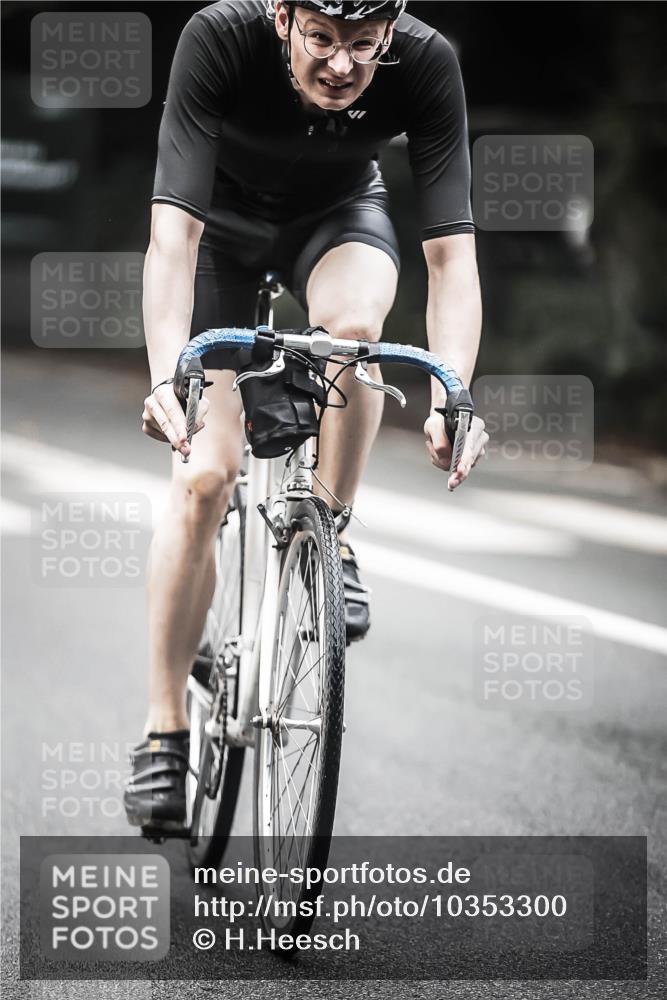 13.09.2026 - Stadtparktriathlon H.Heesch http://msf.ph/oto/10353300 13.09.2026 11:08:06 Radfahren 592, 606 meine-sportfotos.de