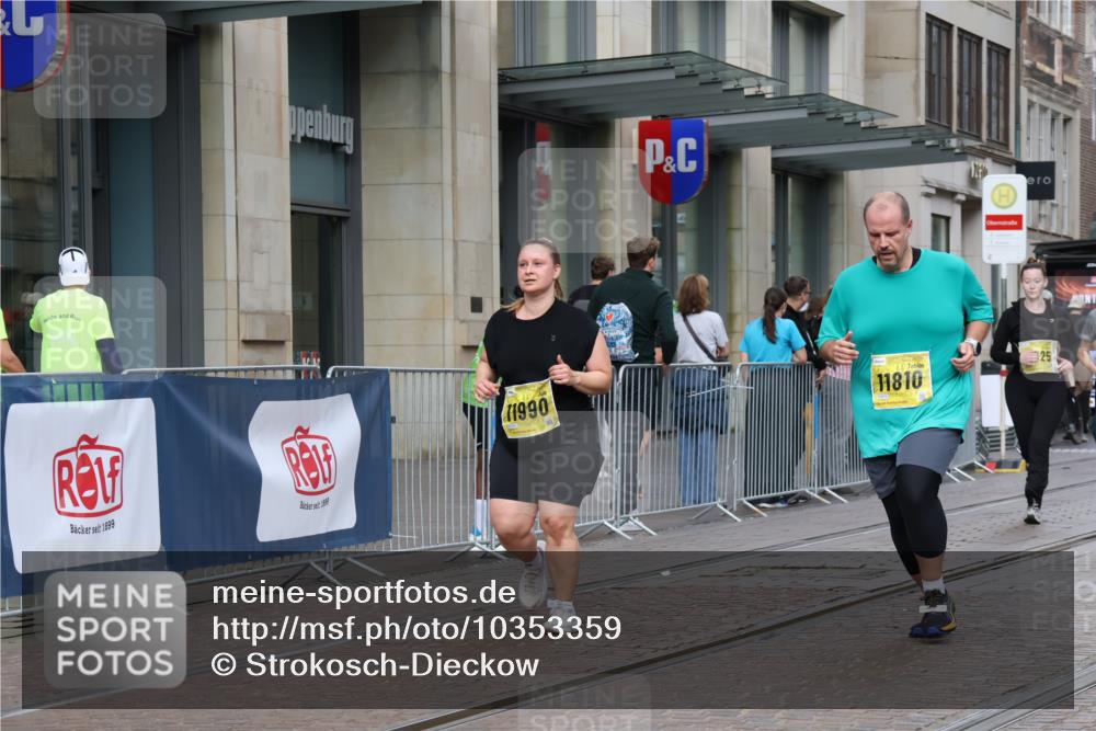13.09.2026 - 21. swb-Marathon Bremen Strokosch-Dieckow http://msf.ph/oto/10353359 13.09.2026 11:14:54 Ziel 10325, 10605, 10606, 11424, 11694, 11810, 11990, 12110, 12333, 10271, 10519, 10557, 10605, 10705, 10752, 10776, 10805, 11085, 11097, 11098, 11186, 11288, 11408, 11645, 11673, 11876, 11974, 12191, 12193 meine-sportfotos.de
