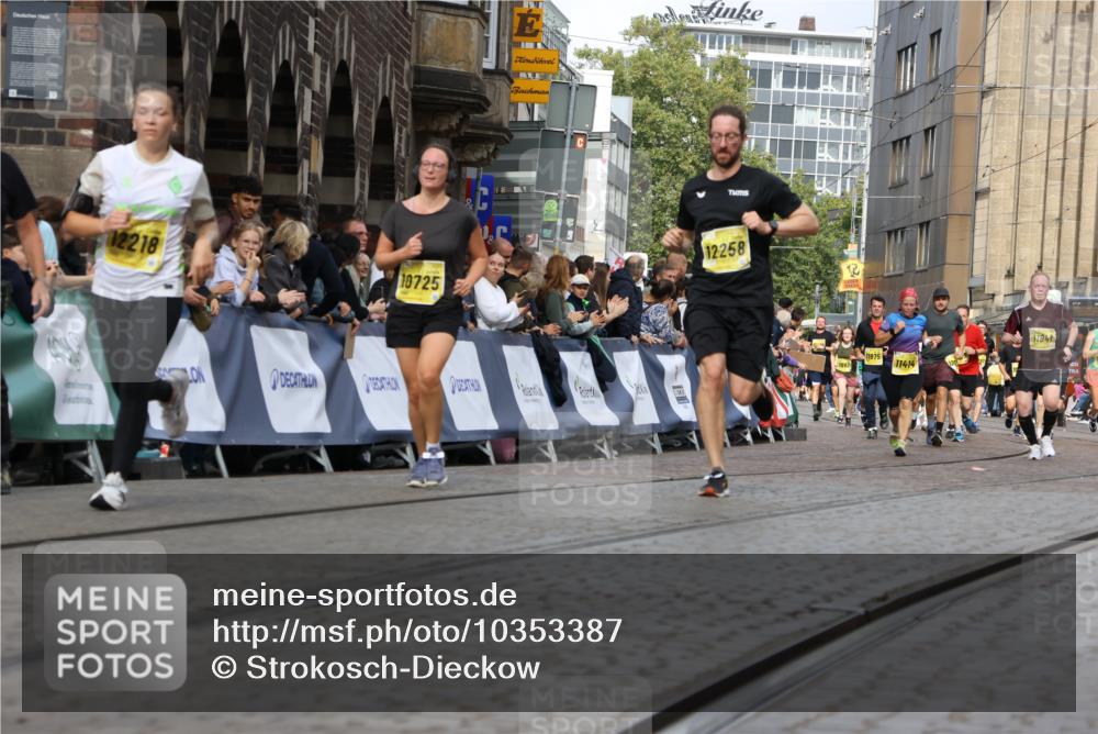 13.09.2026 - 21. swb-Marathon Bremen Strokosch-Dieckow http://msf.ph/oto/10353387 13.09.2026 10:55:30 Ziel 10555, 11001, 11014, 11466, 11631, 11908, 11910, 11976, 12201, 12549, 10203, 10243, 10297, 10379, 10423, 10529, 10550, 10788, 10809, 10881, 10952, 11377, 11510, 11557, 11748, 11862, 11975, 12030, 12125, 12150, 12188, 12348 meine-sportfotos.de