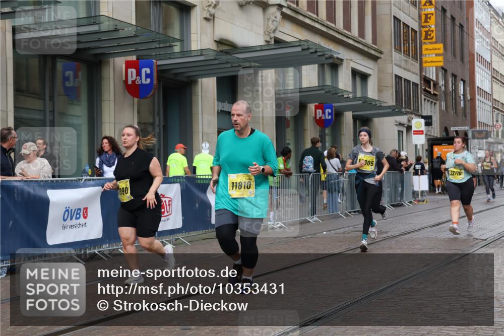 13.09.2026 - 21. swb-Marathon Bremen Strokosch-Dieckow http://msf.ph/oto/10353431 13.09.2026 11:14:55 Ziel 10325, 10606, 11424, 11694, 11810, 11990, 12110, 12333, 10271, 10519, 10557, 10605, 10705, 10752, 10776, 10805, 11085, 11097, 11098, 11186, 11288, 11408, 11645, 11673, 11876, 11974, 12191, 12193 meine-sportfotos.de