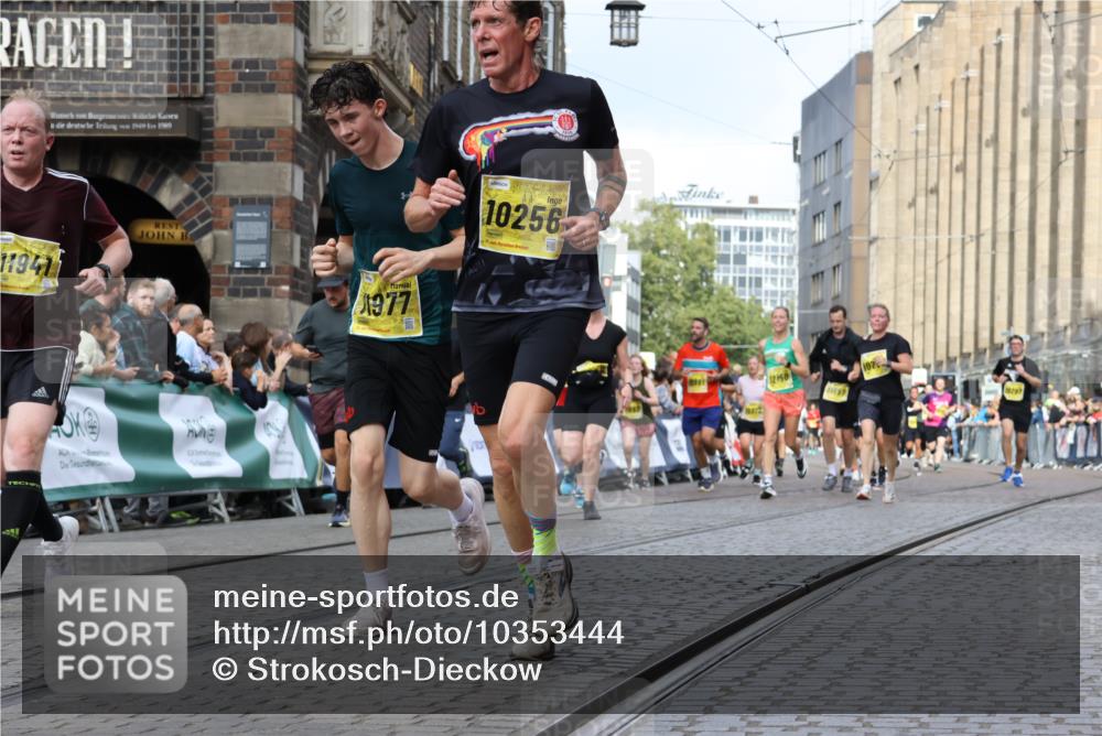 13.09.2026 - 21. swb-Marathon Bremen Strokosch-Dieckow http://msf.ph/oto/10353444 13.09.2026 10:55:40 Ziel 10256, 10725, 11014, 11414, 11466, 11631, 11910, 11941, 11977, 12201, 12218, 12258, 12549, 10243, 10374, 10550, 10703, 10952, 11510, 12108, 12143 meine-sportfotos.de