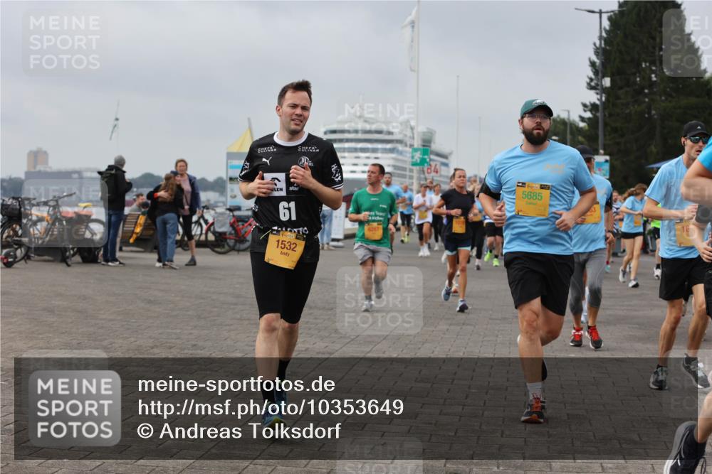 13.09.2026 - Kiel Lauf Andreas Tolksdorf http://msf.ph/oto/10353649 13.09.2026 09:57:14 Kiellinie 61, 98, 1532, 6287, 107, 38, 5685 meine-sportfotos.de