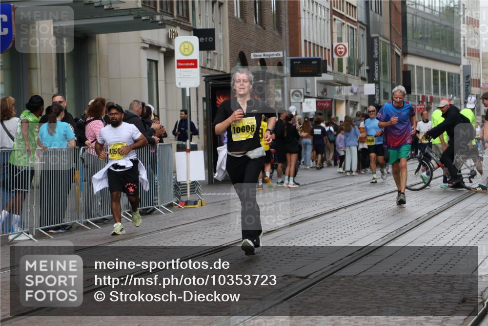 13.09.2026 - 21. swb-Marathon Bremen Strokosch-Dieckow http://msf.ph/oto/10353723 13.09.2026 11:15:13 Ziel 10572, 10606, 11424, 11504, 12137, 10271, 10325, 10605, 10752, 11085, 11645, 11673, 11694, 11810, 11974, 11990, 12110, 12333 meine-sportfotos.de