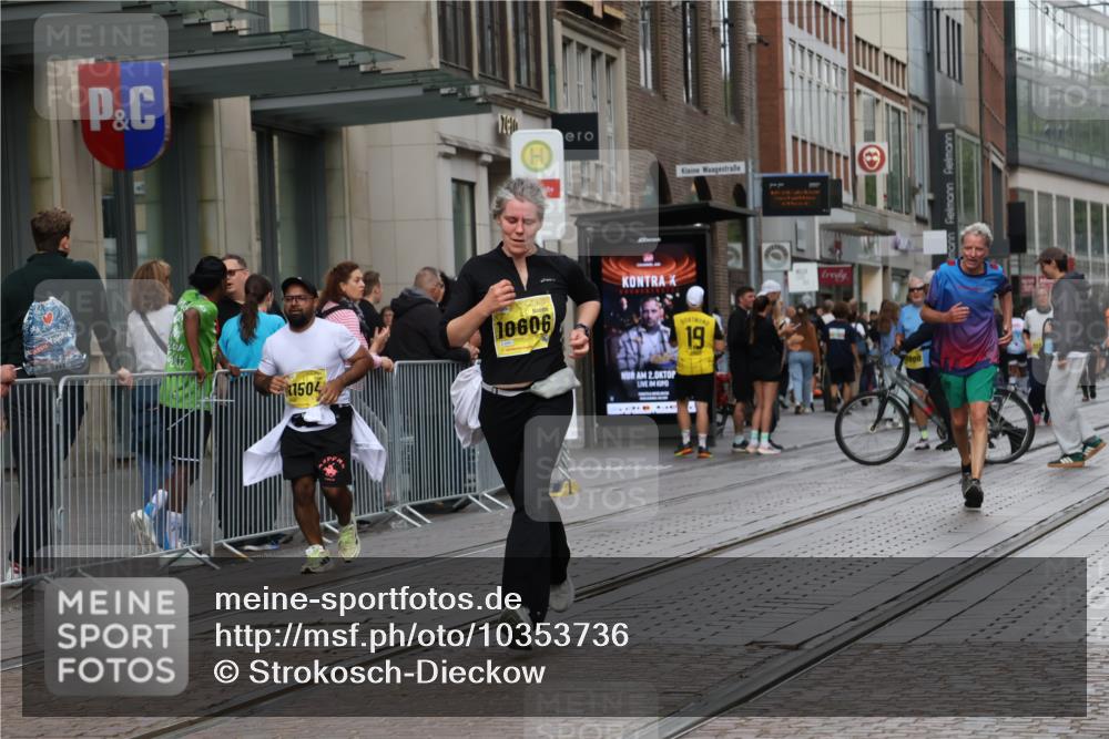 13.09.2026 - 21. swb-Marathon Bremen Strokosch-Dieckow http://msf.ph/oto/10353736 13.09.2026 11:15:14 Ziel 10572, 10606, 11424, 11504, 12137, 10271, 10325, 10605, 10752, 11085, 11424, 11645, 11673, 11694, 11810, 11974, 11990, 12110, 12333 meine-sportfotos.de