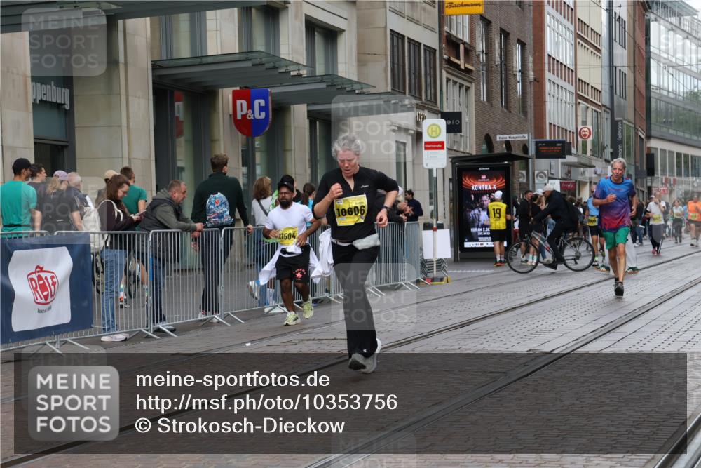 13.09.2026 - 21. swb-Marathon Bremen Strokosch-Dieckow http://msf.ph/oto/10353756 13.09.2026 11:15:15 Ziel 10572, 10606, 11504, 12137, 10271, 10325, 10605, 10752, 11424, 11673, 11694, 11810, 11974, 11990, 12110, 12333 meine-sportfotos.de