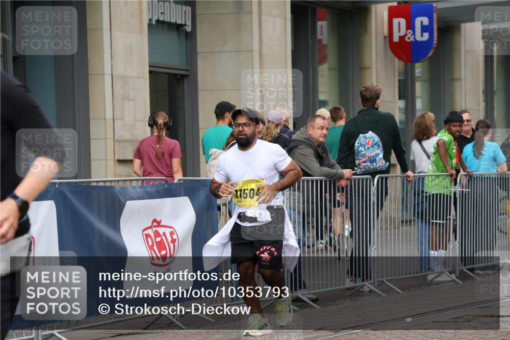 13.09.2026 - 21. swb-Marathon Bremen Strokosch-Dieckow http://msf.ph/oto/10353793 13.09.2026 11:15:17 Ziel 10572, 10606, 10900, 11504, 12137, 10325, 10605, 10606, 11424, 11694, 11810, 11990, 12110, 12333 meine-sportfotos.de