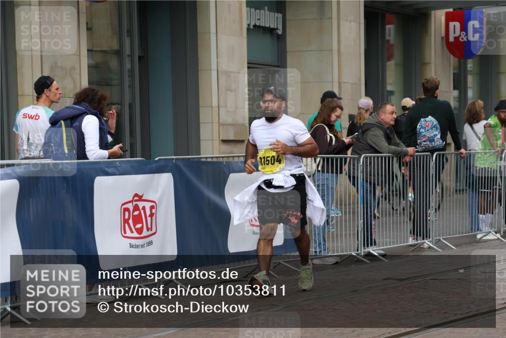 13.09.2026 - 21. swb-Marathon Bremen Strokosch-Dieckow http://msf.ph/oto/10353811 13.09.2026 11:15:17 Ziel 10572, 10606, 10900, 11504, 12137, 10325, 10605, 10606, 11424, 11694, 11810, 11990, 12110, 12333 meine-sportfotos.de