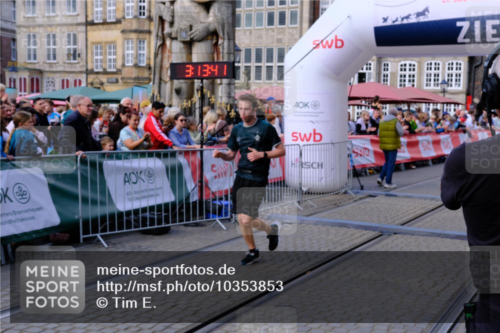 13.09.2026 - 21. swb-Marathon Bremen Tim E. http://msf.ph/oto/10353853 13.09.2026 12:44:30 Ziel 798, 1313, 1490, 2044, 6507 meine-sportfotos.de