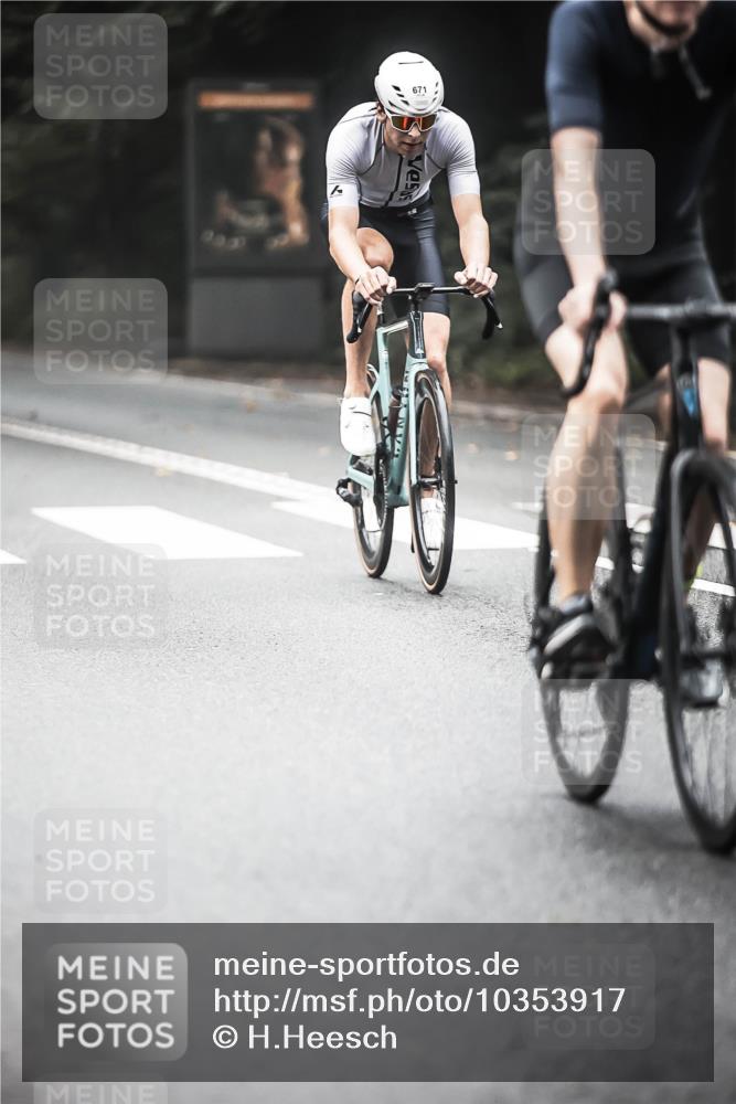 13.09.2026 - Stadtparktriathlon H.Heesch http://msf.ph/oto/10353917 13.09.2026 11:09:10 Radfahren 593, 616, 625, 671 meine-sportfotos.de